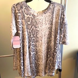 NWT Dress Up Boutique Small taupe pattern swing top 💕